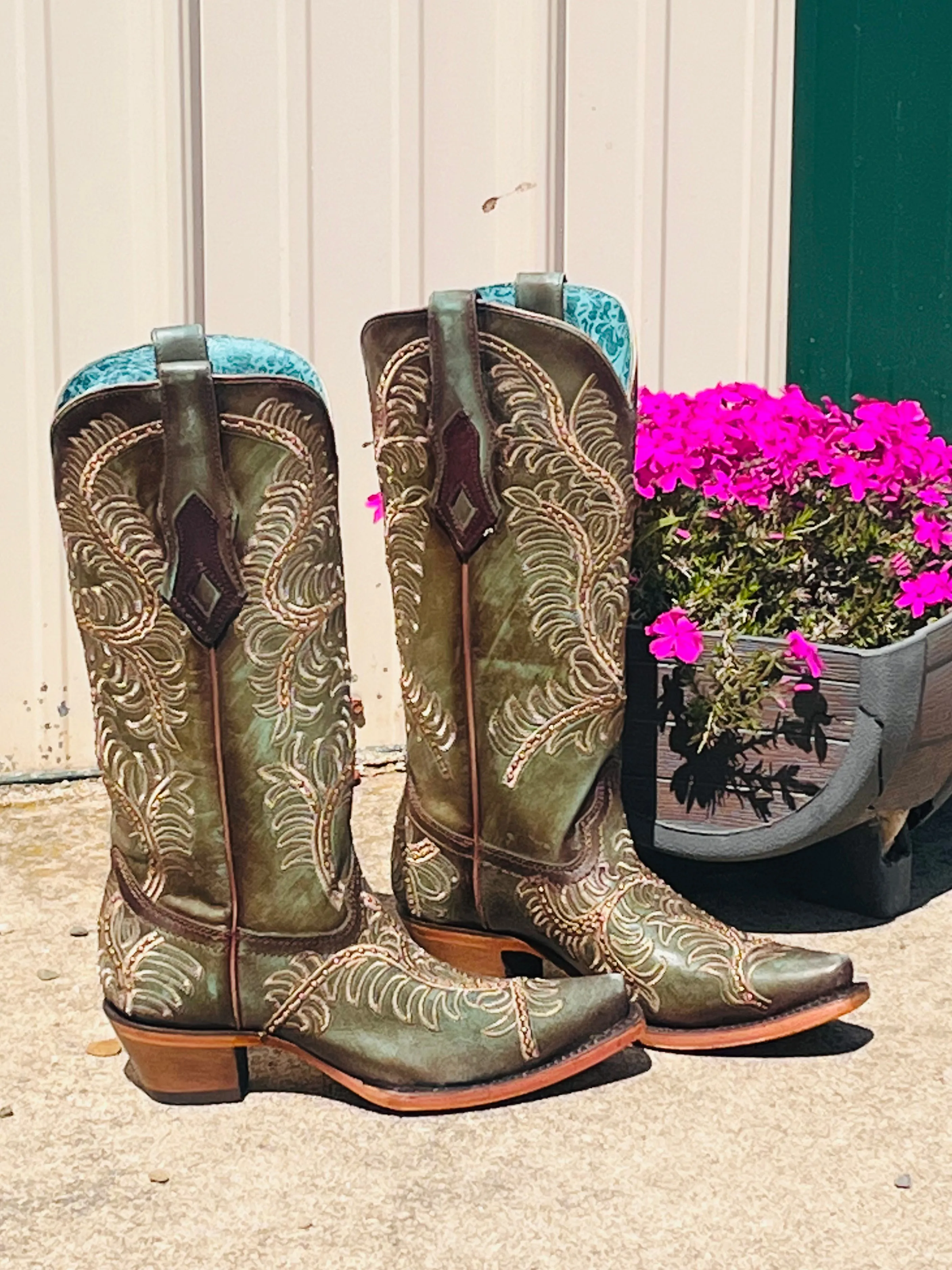 Corral Women's Distressed Turquoise Snip Toe Cowgirl Boots C4009